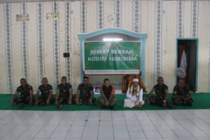 Dandim 1608/Bima Serahkan Bantuan Sembako untuk Santri Ponpes Al Wafa