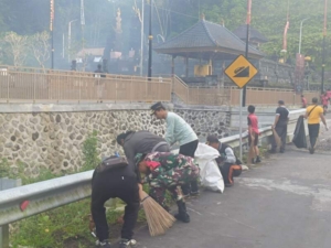 Danramil 1623-03/Rendang Dukung Gerakan Bali Bersih Sampah dan Cek Kesehatan Gratis