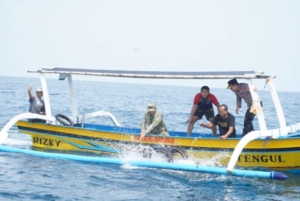Peringati HUT Ke-65 Korem 163/WSA, Laksanakan Kegiatan Bakti Lingkungan Hidup Pemasangan Terumbu Karang dan Rumpon Apung Di Pantai Banjar Buleleng