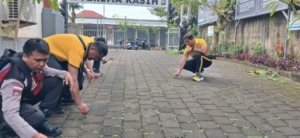 Wujudkan Lingkungan Asri, Personel Polsek Tabanan Gotong Royong Bersihkan Halaman Kantor