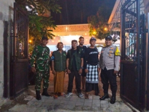 Babinsa Koramil 1611-07/Denbar Amankan Sholat Tarawih, Ibadah Ramadan di Denpasar Barat Berlangsung Kondusif