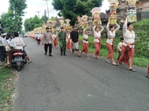 Polsek Gianyar Atensi Kegiatan Meprani Rangkaian Piodalan di Desa Petak Berjalan Aman dan Kondusif