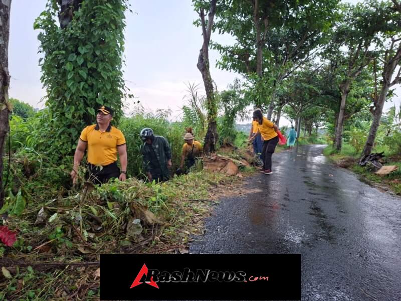 Polsek Klungkung Bersama Gapoktan Bersihkan Saluran Irigasi Subak Toya Hee.