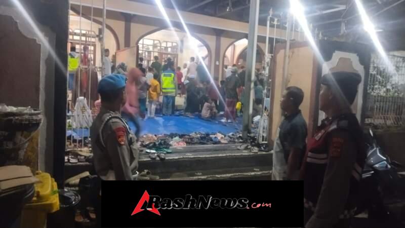 GIANYAR – Dalam rangka memberikan rasa aman dan nyaman kepada umat Muslim yang melaksanakan ibadah di bulan suci Ramadhan 1447 Hijriyah, Polsek Ubud melaksanakan pengamanan kegiatan Sholat Tarawih hari ke-4 yang berlangsung di Gedung Serbaguna Ubudiyah, Jalan Raya Tjok Rai Pudak, Br. Teges Kawan Yangloni, Desa Peliatan, Kecamatan Ubud, Sabtu (21/2/2026) malam.  Kegiatan Sholat Tarawih yang dimulai pukul 19.30 WITA hingga 21.15 WITA tersebut mengusung tema “Iman dan Taqwa di Bulan Ramadhan” dan dipimpin oleh Ustadz Agus Ariyanto. Sekitar 100 orang jemaah yang berdomisili di Desa Peliatan dan wilayah Kecamatan Ubud hadir untuk melaksanakan rangkaian ibadah yang diawali dengan Sholat Isya berjamaah, Sholat Tarawih, kotbah, dan ditutup dengan doa penutup.  Turut hadir dalam kegiatan tersebut Ketua Majelis Taklim Darul Ubudiyah Heri Purnomo, pengurus Majelis Taklim Hendra Prawoto dan Heriyanto, serta para ustadz Ubudiyah di antaranya Ustadz Kolik, Ustadz Sholeh, dan Ustadz Karim. Dalam kotbahnya, Ustadz Agus Ariyanto mengajak umat Muslim untuk meningkatkan ketaatan dalam menjalankan ibadah puasa, mempertebal iman dan takwa, serta mampu mengendalikan hawa nafsu, menjauhi iri dan dengki, serta memperbanyak sedekah di bulan suci Ramadhan yang berlangsung selama satu bulan penuh, mulai 19 Februari 2026 hingga 20 Maret 2026.  Pengamanan kegiatan dipimpin langsung oleh Kapolsek Ubud KOMPOL I Wayan Putra Antara, S.Pd., M.H., didampingi Pawas IPTU A.A. Gde Pendi Martana, Bhabinkamtibmas Desa Peliatan, serta gabungan piket fungsi Polsek Ubud dengan total 6 personel.  Kapolsek Ubud KOMPOL I Wayan Putra Antara, S.Pd., M.H. menyampaikan bahwa pengamanan ini merupakan bentuk pelayanan Polri kepada masyarakat agar pelaksanaan ibadah dapat berjalan dengan aman dan khusyuk.  “Kami dari Polsek Ubud melaksanakan pengamanan kegiatan Sholat Tarawih guna memberikan rasa aman dan nyaman kepada umat Muslim yang menjalankan ibadah di bulan suci Ramadhan. Kami berharap seluruh rangkaian kegiatan ibadah dapat berjalan lancar, tertib, dan penuh kekhusyukan, serta situasi kamtibmas di wilayah Ubud tetap kondusif,” ujar Kapolsek.  Seluruh rangkaian kegiatan Sholat Tarawih berjalan dengan lancar, aman, dan kondusif tanpa adanya gangguan kamtibmas.