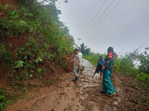 Semangat Kebersamaan, Babinsa dan Warga Lambor Bersihkan Material Longsor