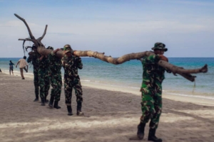 Hari Peduli Sampah Nasional, Yonif TP 876/PLT Turun ke Pantai Maujawa Lakukan Aksi Bersih-Bersih