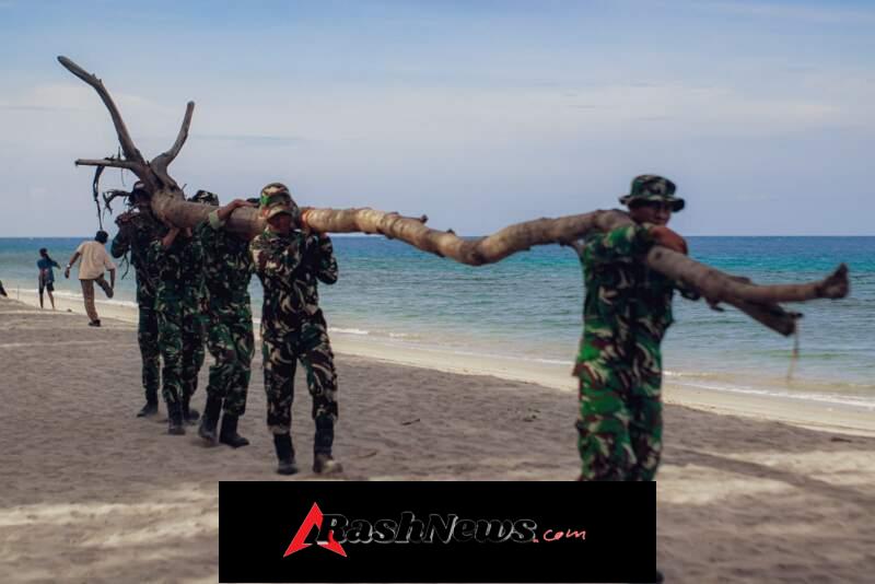 Hari Peduli Sampah Nasional, Yonif TP 876/PLT Turun ke Pantai Maujawa Lakukan Aksi Bersih-Bersih