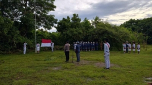 Kanit Binmas Polsek Nusa Penida Jadi Pembina Upacara di SMA Satu Atap Lembongan.