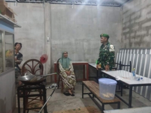 Patroli Malam Koramil 1628-02/Sekongkang, TNI Imbau Warga Jaga Kamtibmas Jelang Ramadhan