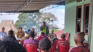 Perkuat Kamtibmas, Babinsa Ndona Timur Monitoring Kegiatan Sosialisasi dan Finalisasi Kesepakatan
