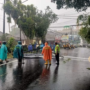 Respon Cepat Polsek Baturiti Evakuasi Baleho Tumbang Milik DTW Ulun Danu Beratan