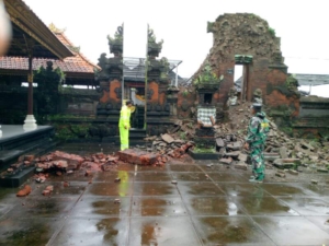 Bhabinkamtibmas Desa Saba Cek TKP Candi Bentar Pura Kayangan Dalem Kauh yang Rubuh Akibat Hujan Lebat