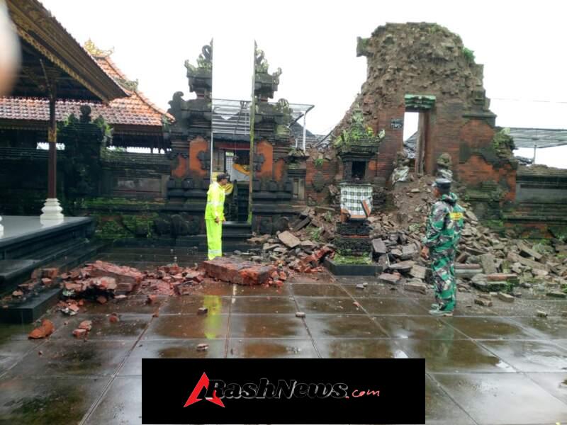 Bhabinkamtibmas Desa Saba Cek TKP Candi Bentar Pura Kayangan Dalem Kauh yang Rubuh Akibat Hujan Lebat