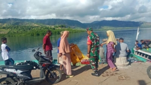 TNI Hadir di Pelabuhan, Babinsa Ingatkan Nelayan Utamakan Keselamatan