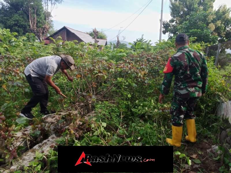 Sinergitas TNI dan Warga, Gotong Royong Bersihkan Lapangan Bola Desa Marada