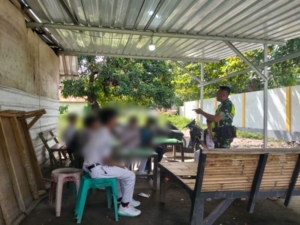 Babinsa Rasabou Amankan Empat Siswa SMPN 1 Sape yang Nongkrong di Taman Semangka