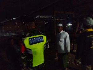 Babinsa Sertu Sahrul Patroli Siskamling di Desa Oi Maci untuk Jaga Keamanan