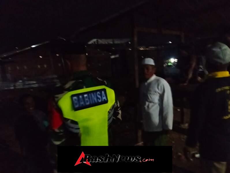 Babinsa Sertu Sahrul Patroli Siskamling di Desa Oi Maci untuk Jaga Keamanan
