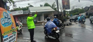 Strong Point Sore Hari, Personel Polsek Abiansemal Amankan Titik Rawan Macet