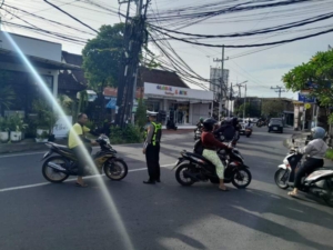 Personel Polsek Mengwi Hadir di Tengah Masyarakat, Berikan Pelayanan Pengguna Jalan