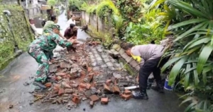 Bhabinkamtibmas Bedulu Polsek Blahbatuh Sigap Tangani Tembok Penyengker Roboh Akibat Hujan Lebat