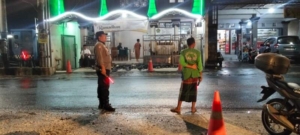 Bhabinkamtibmas Desa Ungasan Amankan Salat Tarawih di Mushola Alhidayah Goa Gong