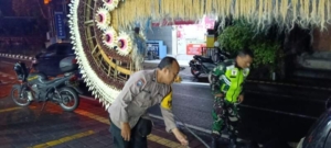 Semarak HUT Kota Denpasar, Bhabinkamtibmas dan Babinsa Amankan Pengawalan Penjor Kesiman Petilan ke Lapangan Puputan Badung