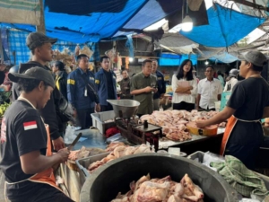 Cek Harga Daging Ayam di Pasar Tampaksiring, Satgas SABER Gianyar Pastikan Masih Stabil