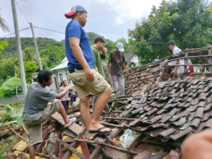 Babinsa dan Bhabinkamtibmas Gotong Royong Bantu Rumah Warga Roboh di Banjar