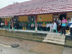 Danramil Taliwang Dampingi Wakil Bupati Tinjau Sekolah Terdampak Banjir di Mata Iyang