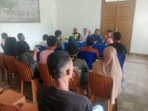 Semangat Gotong Royong Warnai Pengecatan Kapela Daranatar oleh Satgas TMMD Ke-127