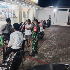 Babinsa Koramil 1614-03/Hu’u Gelar Patroli Malam di Desa Rasabou, Edukasi Remaja Tertib di Ramadan