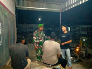 Babinsa Koramil 1628-05/Jereweh Patroli Malam, Pastikan Wilayah Tetap Aman
