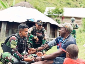 Satgas Yonif 743/PSY Selalu Menjadi Harapan Kesehatan Masyarakat Di Pedalaman Papua