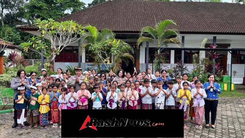 Polisi Sahabat Sekolah, Polsek Blahbatuh Tanamkan Tertib Lalu Lintas Dan Anti Bullying Di Sd Negeri 2 Keramas