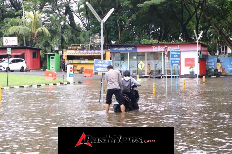 Polres Bandara Ngurah Rai Sigap Bantu Warga Terjebak Genangan Air di Depan SPBU