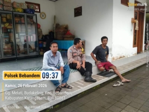 Sambangi Warga Budakeling, Bhabinkamtibmas Polsek Bebandem Sampaikan Pesan Kamtibmas Dan Waspada Cuaca Ekstrem