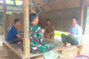 ‎Babinsa Madayin Ingatkan Warga Waspada Banjir dan Longsor di Musim Penghujan