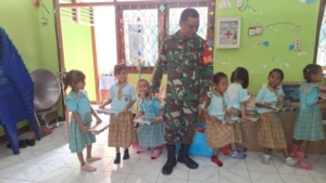 Babinsa Koramil Lembata Perkuat Pengawasan Program Makan Bergizi Gratis di Sekolah