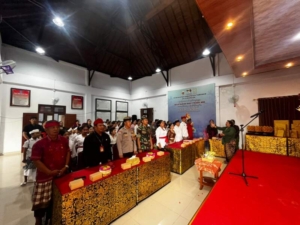 Wujud Dukungan Budaya, Babinsa dan Bhabinkamtibmas Hadir di Acara Bulan Bahasa Bali