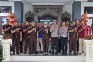 Perkuat Sinergi Penegakan Hukum, Kapolres Karangasem Hadiri Rakor Implementasi KUHP Baru di Kejari Karangasem