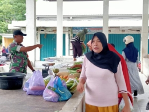 Babinsa Desa Beru Turun ke Pasar, TNI Pantau Stabilitas Harga Sembako