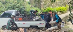 Solidaritas Kolaborasi TNI Bersama BPBD Dan Warga Evakuasi Material Longsor Di Desa Kutampi