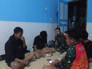 Patroli Malam Koramil 1628-05/Jereweh, Serda Sukardin Imbau Pemuda Jaga Keamanan Wilayah