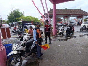 Cegah Curanmor, Samapta Polsek Mengwi Ingatkan Juru Parkir Swalayan Clandys