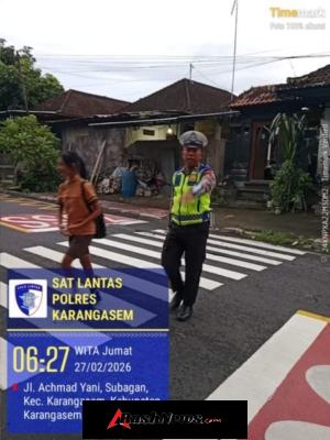 Antisipasi Kecelakaan Terhadap Pelajar, Anggota Lantas Polres Karangasem Laksanakan Penyebrangan Pelajar Sekola