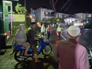 Sinergi Polsek Selemadeg Dan Banser Amankan Sholat Taraweh