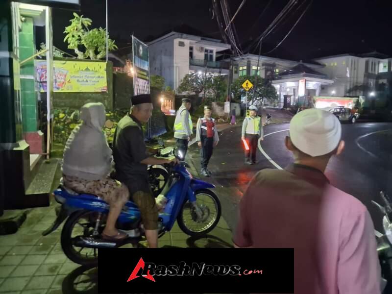 Sinergi Polsek Selemadeg Dan Banser Amankan Sholat Taraweh