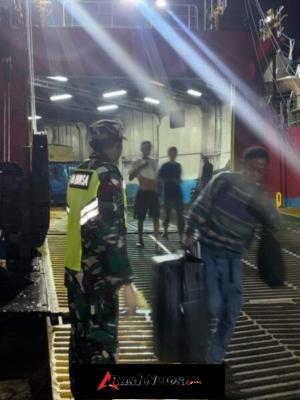 KM Timur Niki Mila Bersandar di Ende, Babinsa dan Aparat Gabungan Lakukan Pengawasan Ketat