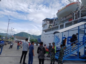 Hadir di Tengah Warga, Babinsa Ende Pantau Kedatangan Penumpang dan Bongkar Muatan Kapal